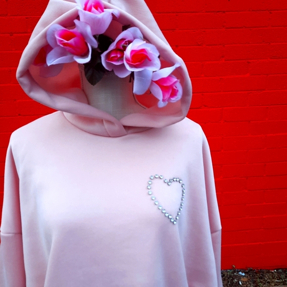 NEW💗open back  hoodie with rhinestone heart🩷!  All eyes will be on you🩷😉💋 - Picture 9 of 10